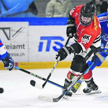 Ein Tornado namens «Fi-Gö» - Fi-Gö-Spielertrainer Michel Simmen (Mitte) ist nicht zu stoppen. Er allein erzielte vier Tore. Bilder: Alexander Wagner