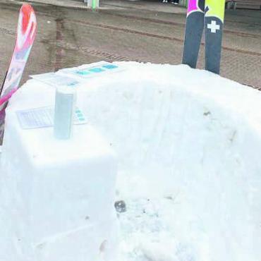 Schnee auf dem Pausenplatz - Ein ungewohntes Bild: eine Schneebar auf dem Bachmatten-Pausenplatz. Bild: zg
