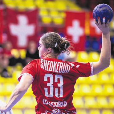 Grosse Träume - Die Schweizerinnen bleiben makellos an der U20-WM. Die Freiämterin Nora Snedkerud erzielt bislang vier Tore am Kreis. Bild: Jure Banfi / kolektiff
