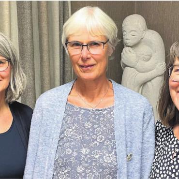 Umgang mit Verlust und Trauer - Gemeinsam ins Leben zurückfinden (v. l.): Silvia Markfort, Ursi Roost und Initiantin Elisabeth Lüthy-Abt eröffnen ein Trauercafé im Emanuel-Isler-Haus. Bild: zg