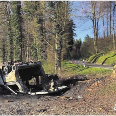 Tödliche Kollision mit Baum - Ausgebrannt und überschlagen: Das Auto, nachdem der Brand gelöscht wurde.
