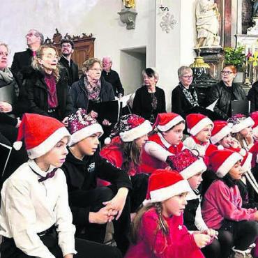 Festlich gekleidet zeigten sich die beiden Chöre am Adventssingen. Bild: zg