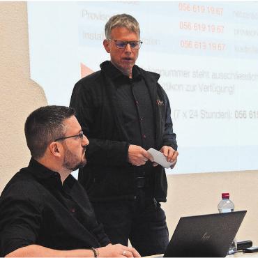 Weitaus mildere Töne - Simon Zubler (stehend) informierte die Bevölkerung darüber, was gleich bleibt und was sich ändert. Bild: Annemarie Keusch
