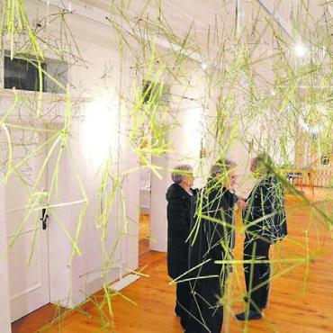«Warten auf Weihnachten verkürzen» - Myrta Frohofer setzt mit ihrer Installation im Gang einen zeitgenössischen Akzent.