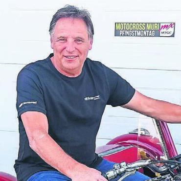 Kein seltenes Bild: Urs Huwiler auf dem Motorrad. Bild: zg