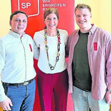 Profitdruck auf Patienten gewälzt - Boten mit informativen, pointierten Referaten eine spannende 1.-Mai-Feier (von links): Kujtim Ahmeti, Simona Brizzi und Daniel Bär. Bilder: Walter Minder