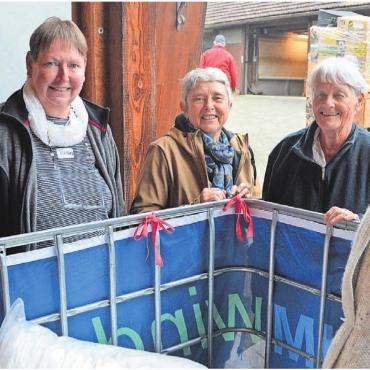 Hilfe für die Ärmsten - Sie engagieren sich sehr stark für den Verein «Rumänienhilfe Spiez»: (v. l.) Vizepräsident Barbara Siegrist, Kassiererin Christine Lüscher und Präsidentin Margrit Keller-Schild. Bilder: Roger Wetli