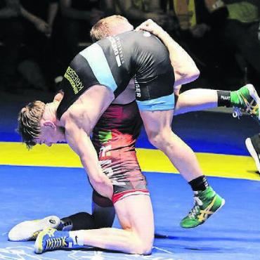 Ein Bein im Final - Nino Leutert gewinnt das Duell gegen den starken Kriesserner Dominik Laritz deutlich mit 13:2.