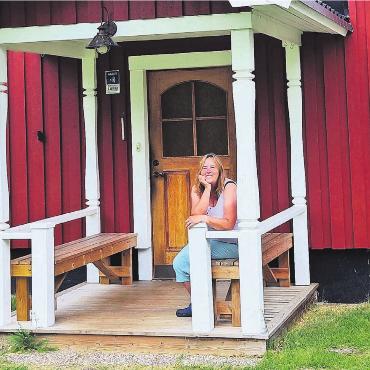 Die ganze Welt zu Gast - Corina Janett hat in Schweden ein zweites Zuhause gefunden, das sie teilweise auch vermietet. Bilder: zg / Roger Wetli