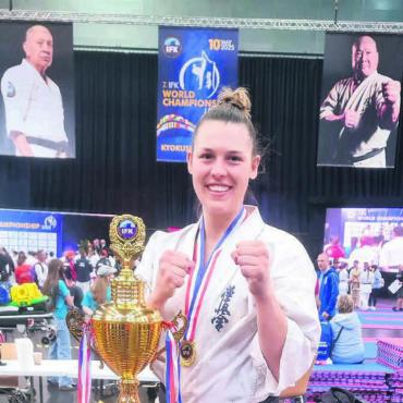 Die Weltmeisterin - Ein grosser Pokal für eine grosse Sportlerin. Angela Felber (Sarmenstorf/ Wohlen) vom Karate-Club Anglikon holt sich den Weltmeistertitel im IFK-Verband – und ist damit die grösste Karatekämpferin der Schweizer Geschichte. Bilder: zg