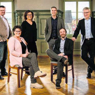 «Jetzt ist der richtige Moment» - Mit Beat Küng, Milly Stöckl und Carolynn Handschin treten drei der fünf amtierenden Gemeinderäte nicht mehr an. Gemeindeschreiber Severin Bättig bleibt, Hans-Peter Budmiger und Daniel Räber kandidieren erneut (von links). Bild: zg