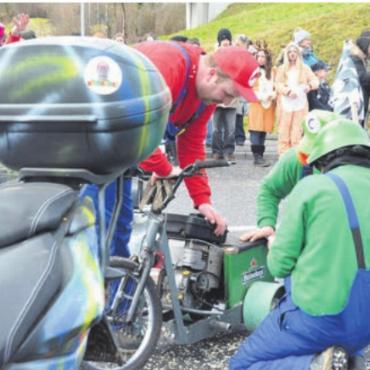An Nachwuchs mangelt es nicht - Super Mario repariert sein Töffli gleich vor Ort.