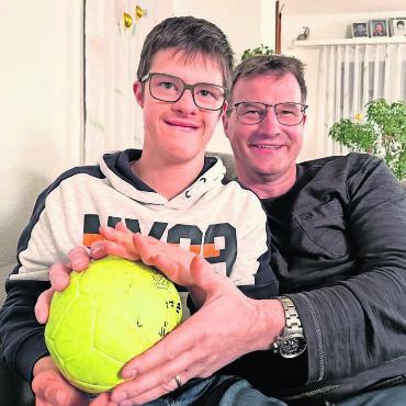 Für ihn gibt es keine Grenzen - Stephan Jaeggi ist die treibende Kraft beim Thema Inklusion im Feriämter Handball: Sein Sohn Silvan, er leidet am Downsyndrom, kann dank seinem Vater jetzt sein geliebtes Handball spielen. Bild: Archiv / spr