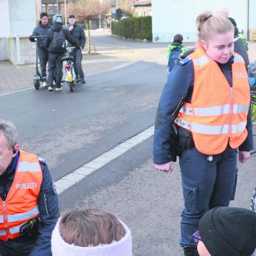 Den E-Rasern auf der Spur - Harald Hirzel und Sandra Kurmann werden belagert von Kindern.
