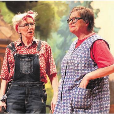 Zweideutig ein Dreiakter - Die Langfinger Trudi und Berti (Cornelia Müller, links, und Manuela Kuhn) sorgten für einiges Chaos.