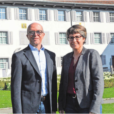 Um die Fassade zu wahren - Stiftungsratspräsident Röbi Barrer und Geschäftsführerin Cindy Mäder vor dem Singisenflügel  bald soll auch dieser aussen renoviert werden. Bild: Annemarie Keusch