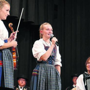 Eine ganze Palette Volksmusik - Auch dieses Trio wusste zu begeistern: Léonie und Arlette Wismer mit Doris Erdin am Akkordeon (von links).