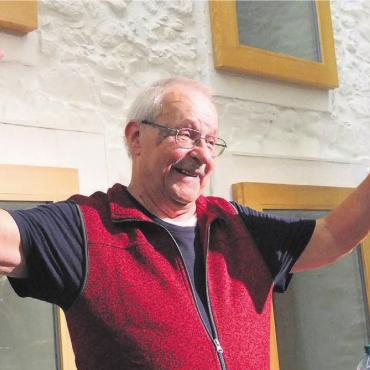 Vielseitiges Talent am Werk - Hier dirigiert Urs Habegger das Publikum, das fröhlich wiederholte: «In der Bahnhofunterführung von Rapperswil». Bilder: Bernadette Oswald