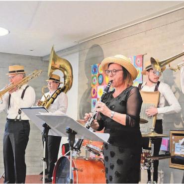 Der Kreis öffnet sich - Die Dixie Band der Musikgesellschaft Villmergen, bei der mit Gisela Koch ein Vorstandsmitglied des Kulturkreises mitspielt, sorgte vor und nach der GV für viel Stimmung im Foyer des Schulhauses Mühlematten. Bilder: Chregi Hansen