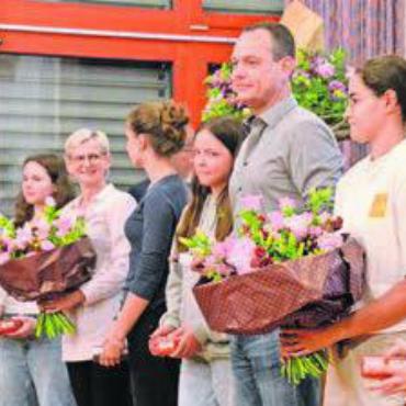 Zwängerei oder Flickerei? - Acht Zugezogene freuen sich über die Zusicherung des Bürgerrechts von Auw. Bilder: Thomas Stöckli