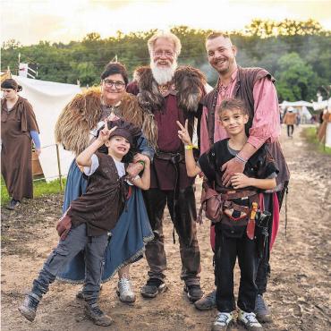 Zeitreise zu Wikinger und Ritter - Diese Familie hatte grossen Spass am WUMS. Bilder: Stefan Hotz
