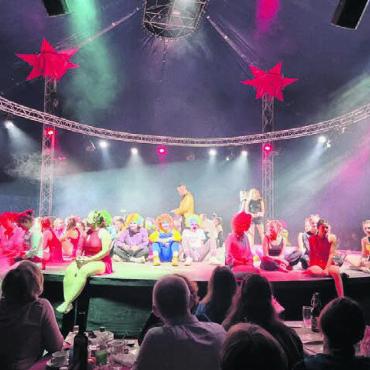 Turn-Artisten in Manege - Sichtlich zufrieden von einem zirkusmässig überwältigenden Abend verabschiedeten die Artistinnen und Artisten zusammen mit Direktor Erich Rey die Gäste.