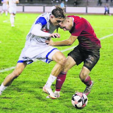 Im freien Fall - Noel Romano (links) hat in der ersten Halbzeit die grösste Chance für den FC Wohlen. In der zweiten Halbzeit bereitet er Patrik Gjidodas Treffer vor. All das hilft dem FCW aber nicht. Bild: Josip Lasic