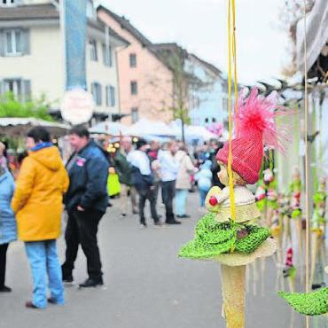 Markt mit Feier - Zwischen den Auslagen der Marktfahrenden trifft man sich zum Schwatz.