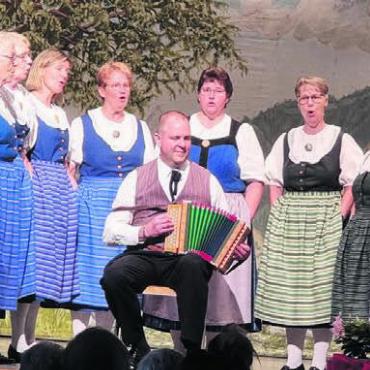 Mit Freude und Herz dabei - Die Trachtenfrauen des Jodlerchörli Reusstal sangen und jodelten unter anderem das Stück «Mit Humor», begleitet von Oskar Betschart am Schwyzerörgeli.