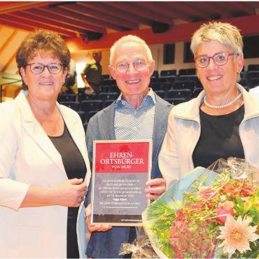 Wie weiter mit dem «Chäsiplatz»? - Sie durften sich feiern lassen: Josef und Priska Stierli, flankiert von Gemeindevizepräsidentin Milly Stöckli und Hanspeter Frey, Präsident der Ortsbürgerkommission. Bild: Thomas Stöckli