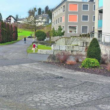 Sanierung im zweiten Anlauf ? - Der Sanierungsbedarf am Belag an der Werdstrasse/Hausmatten ist unbestritten. Bild: Archiv