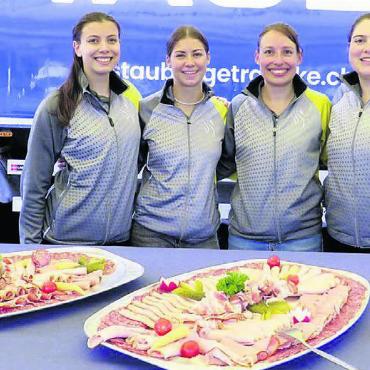Mit 80 Kilogramm Zopf und Brot - Das OK des Buurezmorge, von links: Vanessa Humbel, Severina Gresch, Luzia Notter und Glenys Alt. Bild: zg