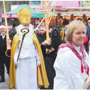 Einer der wichtigsten Marktplätze - Schmutzli, Samichlaus, Trychler und Alphornbläser sorgten für ein stimmiges Gesamtbild.