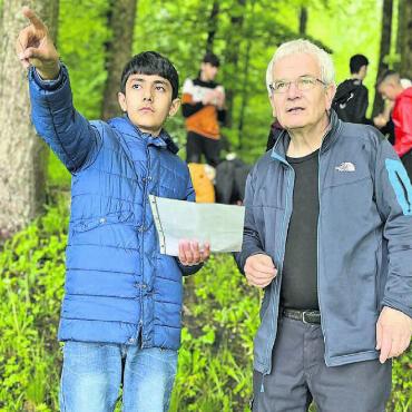 Freiräume entdecken - Das Schulzimmer reicht ihm nicht als Ort: Immer wieder verlegt Dani Burg den Unterricht unter freien Himmel und fördert damit bei den Jugendlichen wertvolle Kompetenzen. «Natur und Bewegung wirken Wunder», weiss der langjährige Lehrer aus Erfahrung. Bild: zg