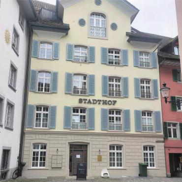 Wie weiter mit dem Stadthof? - Seit Anfang März dieses Jahres ist das Restaurant Stadthof wieder geschlossen. Möglichst rasch soll er unter neuem Pächter wieder eröffnen. Doch welche Ansprüche soll dieser erfüllen? Bild: Marco Huwyler
