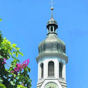 Festlich geschmückt: der Kirchturm in Jonen. Bild: zg