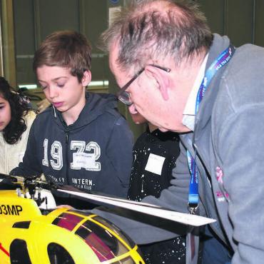 «Ein Helikopter ist aufwendiger zu steuern als ein Modellflugzeug», weiss der Helfer. Lisa und Hannes versuchen es trotzdem. Bild: Erika Obrist