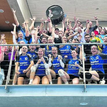 Die 1. Liga kann kommen - Die Frauen des TV Lunkhofen feiern im Waadtland ihren Aufstieg. Rund 50 Fans aus dem Kelleramt kamen mit. Bild: zg