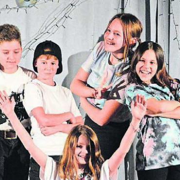 Vielfältig und überraschend - Partystimmung verbreiteten die älteren Schülerinnen und Schüler mit coolen Moves.