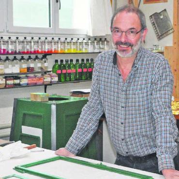 Erbe soll Zeit überdauern - Michael Kaufmann an unterschiedlichen historischen Objekten, aktuell an einer Lambrecht-Wettersäule aus Baden. Bild: Celeste blanc