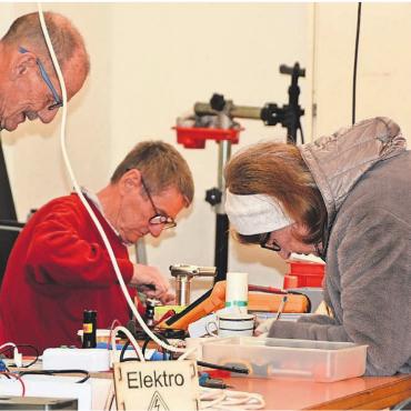 Positiv überrascht - Seit einem Jahr ist das Repair-Café Mutschellen offen und wird rege genutzt. Bild: Sabrina Salm