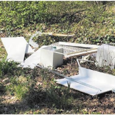 Bett illegal entsorgt - Das im Wald entsorgte Doppelbett. Bild: gk