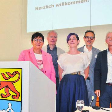 Schattenwurf und «geheime Elite» - Der Gemeinderat Arni, von links: Evelyn Pfister, Thomas Frei, Sara McLean, André Huber und Kurt Süess. Bild: Thomas Stöckli