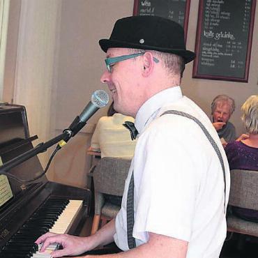Chic – mit einer Spur Retro - Felix «The Piano Man» Müller sorgte für die Musik. Bilder: Thomas Stöckli