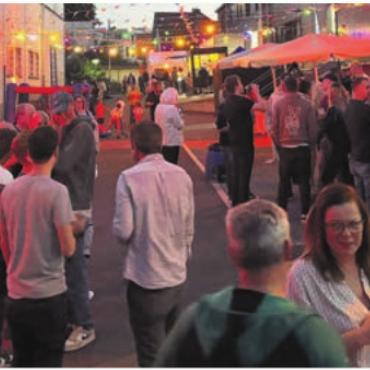 Anstossen aufs Jubiläum - An beiden Abenden herrschte auf dem Areal eine super Stimmung. Bild: chh