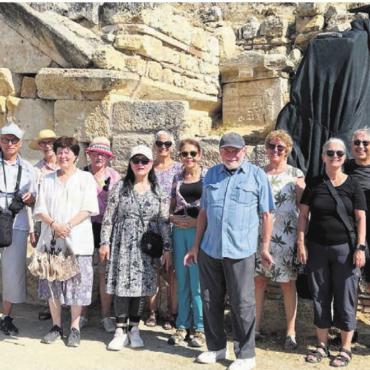 Geschichte mit Glauben verbunden - Die Reisegruppe vom Pastoralraum Unteres Freiamt beim Philippus-Grab. Bild: zg