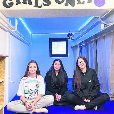 Nur für Mädchen - Diona, Nisa und Lara Pajaziti freuen sich über den Mädchenraum. Bild: zg