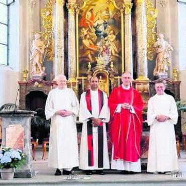 Den lebendigen Glauben gefeiert - Gemeinsam wird die Eucharistie gefeiert, über allen thront der Erzengel. Bild: zg