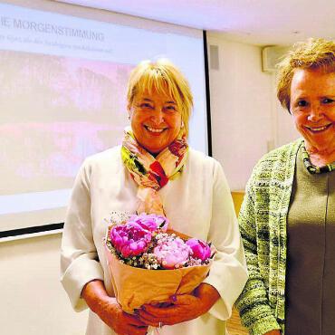 Falsch ist nur, nichts zu tun - Arlette Christener (links) referierte auf Einladung von Gabriele Voigt in Oberlunkhofen. Bild: Thomas Stöckli