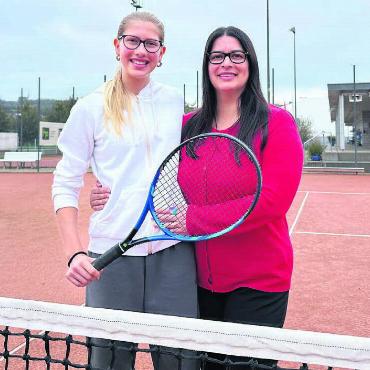 Alles für den gelben Filzball - Ihre Tennis-Heimat ist der Tennisclub Niedermatten: Mutter Raquel und Tochter Lara Da Silva. Bilder: Stefan Sprenger / zg